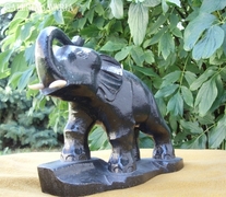 Fából faragott elefánt szobor