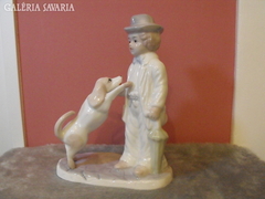 19,5x15cm, férfi kutyával, elegáns figurális porcelán.