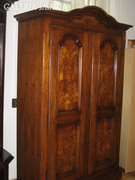Két ajtós fa polcos szekrény