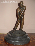 Golfozó férfi (bronz szobor)
