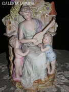 Bisquit váza antik, zenélő hölgy gyermekekkel,20 cm