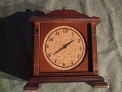 Régies,órát ábrázoló poháralátét fa dobozban eladó