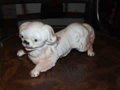 Porcelán kutya nipp dísz figura