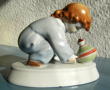 Régi Zsolnay porcelán kislány figura búgócsigával