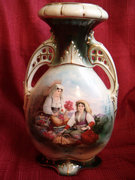 Antik jelenetes porcelánfajansz váza " Virágszedők"