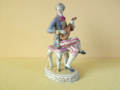 Hollóházi, barokk, mandolinos férfi