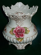 Virágos diszítésű asztalközép váza