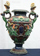 Antik Gigantikus Figurálisan Díszített Majolika Váza