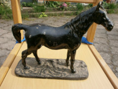 Fekete lovat ábrázoló szobor