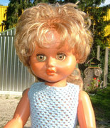 Régi "napbarnított" baba horgolt kék ruhában 48cm
