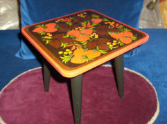 Gyönyörű, festett kis szék illetve virágtartó