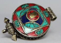 Tibeti ezüstből készült szelence medál