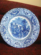 Kék , jelenetes angol tányér 1890-es évekből, jelzett.