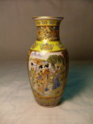 Kisméretű porcelán váza
