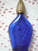 Kék mini üvegcse (parfümös) réz tetővel, 6 cm, ép