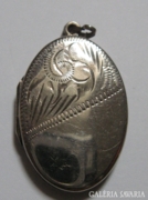 Ovális, nyitható, 925-ös, kézzel faragott ezüst medál