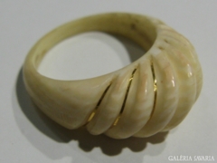 Csontból, kézzel faragott gyűrű, 14 K arany szállal