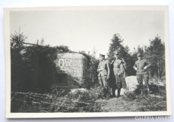 Német tisztek a bunker előtt.