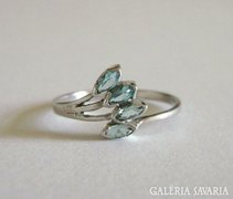 Vékony ezüst gyűrű akvamarin kövekkel