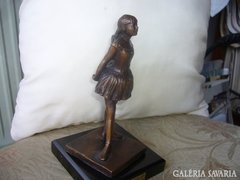 A kis táncos lány, bronz szobor ébenfa talpon