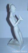 Zsolnay figura: Lány galambbal
