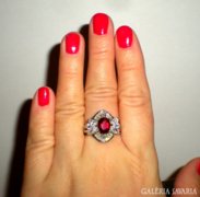 Elegáns ezüst(925)gyűrű,fehér topázzal és piros kőve