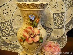 Capodimonte váza plasztikus rózsadísszel