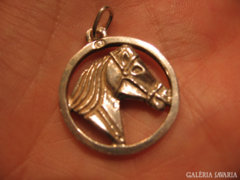 Régi lovas lófejes ezüst medál