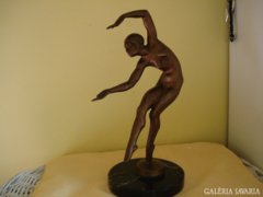 Mozgásban lévő táncosnő bronzszobor