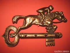 A vágtázó lovas bronz fali kulcstartó