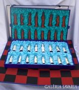 Kínai sakk-készlet, faragott csont-figurákkal, díszdoboz
