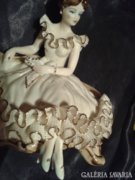 Kanapén ülő hölgy,aranyozott csipkés ruhában (Aquincum