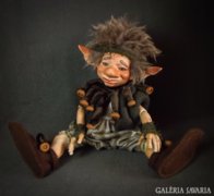 Kobold porcelán testű baba : BALTAZÁR kobold -LegendLand 