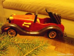 Piros sportkocsi - fából, Ettore Bugatti után szabadon...