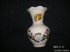 A rövid ideig működött  Mattyasovszky -Zsolnay manufactúra  terméke a váza