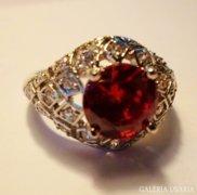 Elegáns  ezüst gyűrű szikrázó piros kővel
