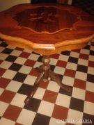 Háromlábú  intarziás Chippendale Stil asztal.