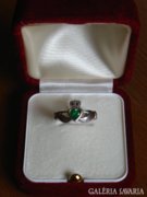 Claddagh ezüst gyűrű zöld köves Claddagh-i