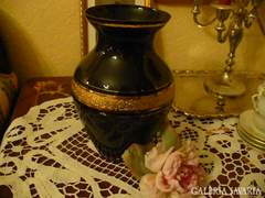 Fekete üveg váza arannyal díszítve