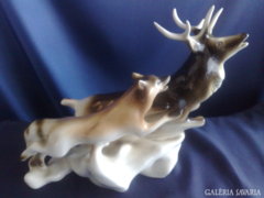 Szarvas és farkas porcelán szobor 23x27cm