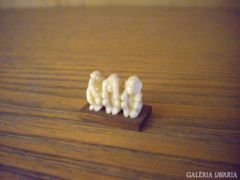 Q566 E2 A három bölcs majom csont szerű miniszobor