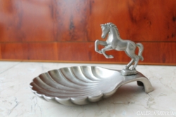 Lóval diszített kagyló alakú ezüstözött kínáló  