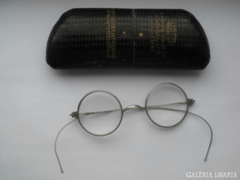 Drótkeretes szemüveg tokkal