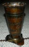 Iparművészeti kézzel kalapált és gravírozott fém váza 
