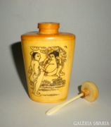 Csontból készült parfümös üveg- erotikus jelenettel