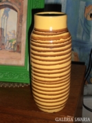 Sárga-barna csíkos kerámia váza