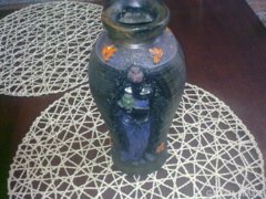 Kedves váza mely magába foglal egy afrikai hölgy szobrát