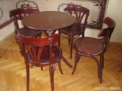 Kerek Thonet asztal 4 székkel