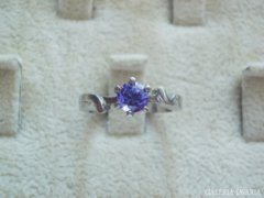 Ezüst gyűrű lila kővel