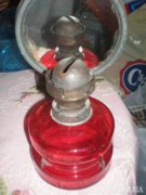 Piros üvegű petróleumlámpa tükörrel, 26 cm magas, test